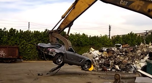 mercedes sls wreck 600x326 at How can you choose the best car wrecking service?