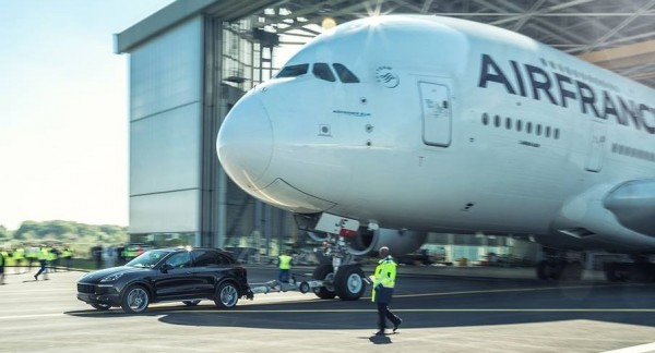 cayenne a380 tow 0 600x324 at Porsche Cayenne Tows Airbus A380 for Guinness Record