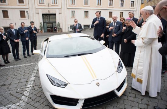 Lamborghini Huracan Gifted to Pope Francis 1 550x360 at Lamborghini Huracan Gifted to Pope Francis, To Be Auctioned for Charity