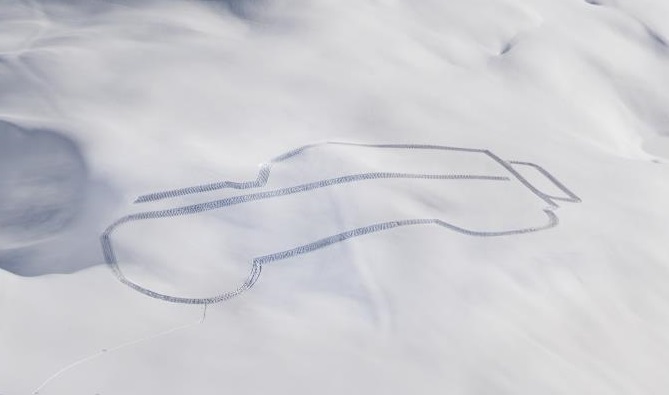 LAND ROVER LINE IN THE SNOW 08 at New Land Rover Defender Teased with Snow Drawing Atop Mountain!