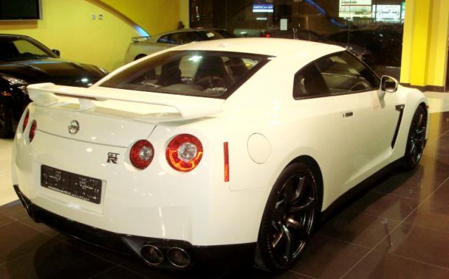 l8 800x6001 at 2010 Nissan GTR comes without Launch Control